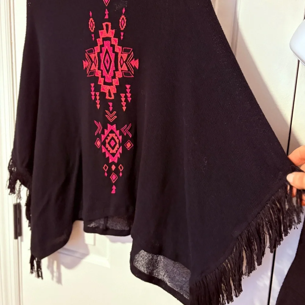 NWOT Beautiful Justice Black and Pink Geometric Pattern Hooded Poncho
